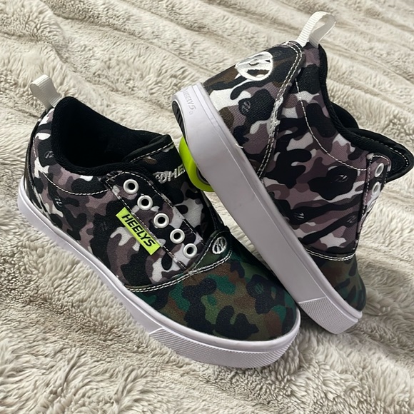New Heelys wheel shoes - Picture 1 of 4